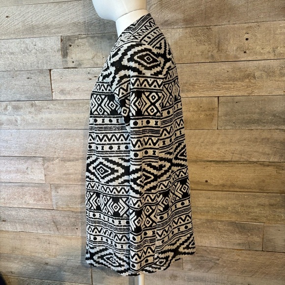🛍️3/$30 American Eagle ‎ Outfitters women’s black & white oversized cardigan - Picture 2 of 9